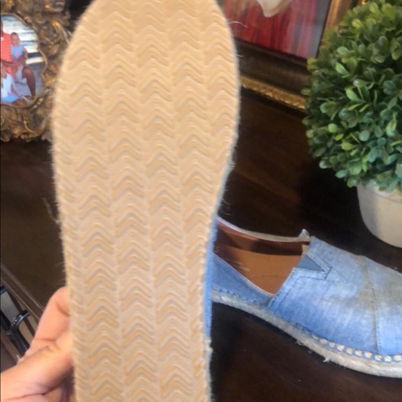 Toms - Picture 2 of 2